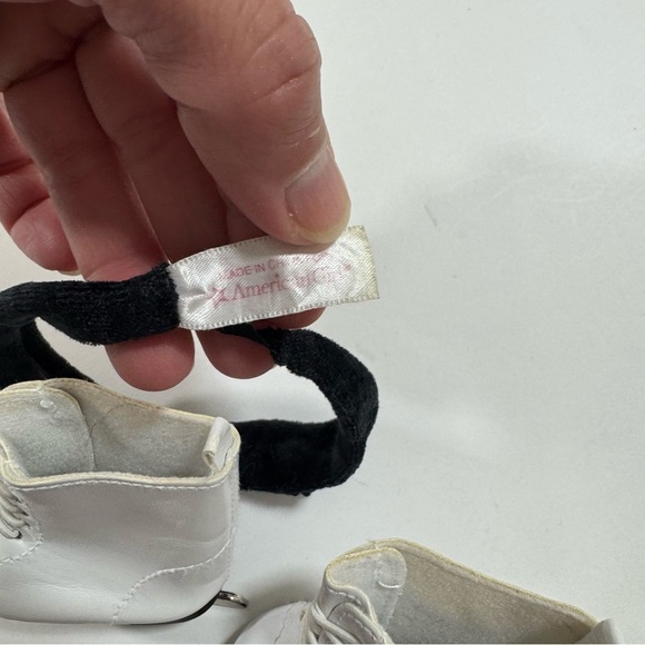 American Girl Mia Winter Ice Skates And Headband - Picture 4 of 4